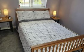 Double B&B Room In Southwater With Private Bathroom And Parking