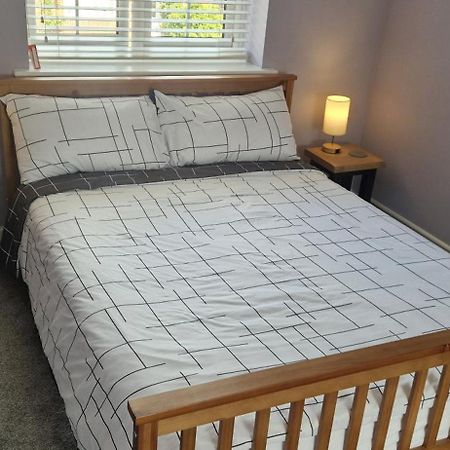 Double B&B Room In Southwater With Private Bathroom And Parking Exterior photo