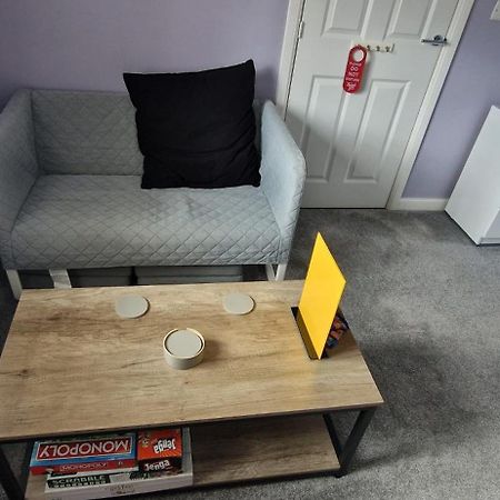Double B&B Room In Southwater With Private Bathroom And Parking Exterior photo